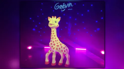 Pour ses 60 ans, Sophie la girafe fait son entrée au musée Grévin 