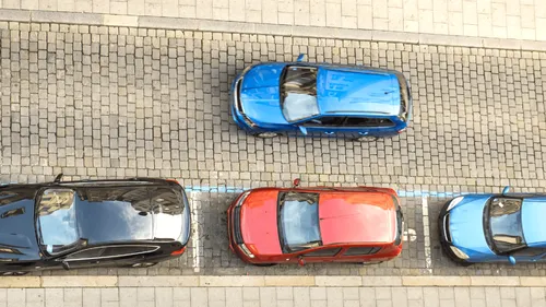 Des places de stationnement vont disparaître près de chez vous,...