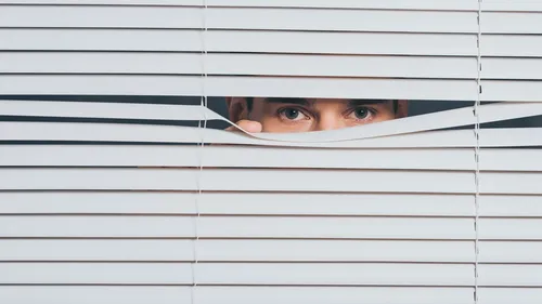 Nantes : un voyeur espionnait des femmes chez elles à travers les...