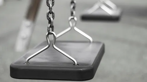 À 17 ans, elle reste coincée près d’une heure sur une balançoire...