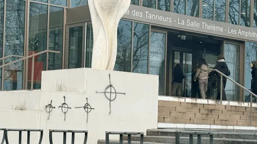 Des tags à caractère fasciste sur les murs de l'université de Tours