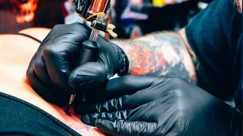 Elle se fait tatouer le prénom de son petit ami sur le front :...