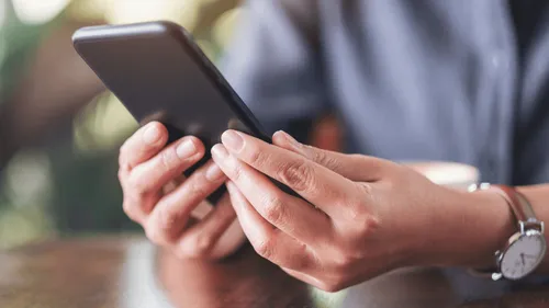 "Coucou maman, c'est moi" : ne répondez surtout pas à ce SMS !