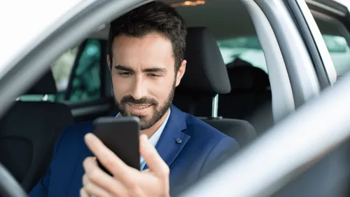 Verbalisé après avoir payé avec son téléphone au péage : Emmanuel...