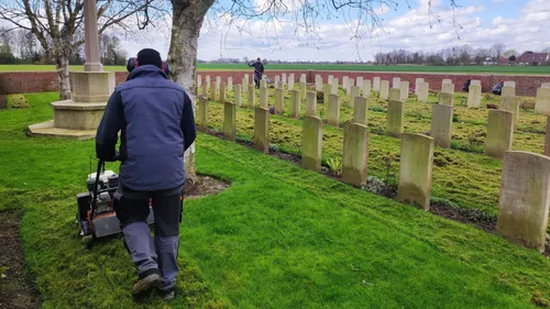 Vols dans des cimetières du Finistère : le jardinier méticuleux...
