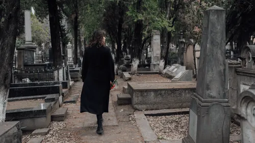 Depuis 17 ans, ils se recueillent sur la mauvaise tombe à cause...