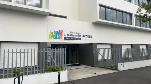 Neuf mois après l'attaque au couteau dans un lycée à Nantes,...