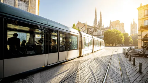 Bordeaux : elle coince son manteau dans la porte du tramway et se...