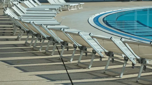 Privé de transat à la piscine, il porte l’affaire en justice