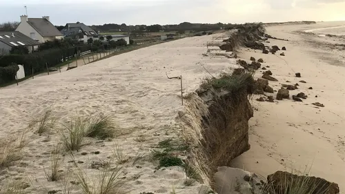 Bretagne : rachat et destruction de sept maisons menacées par la...