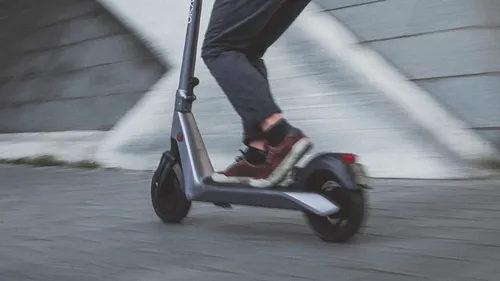 Un homme roule à trottinette sur l'autoroute A20