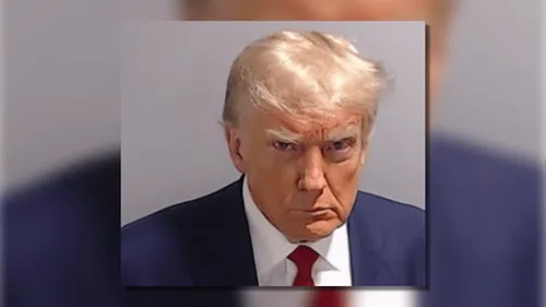 La photo d'identité judiciaire de Donald Trump dévoilée, une...