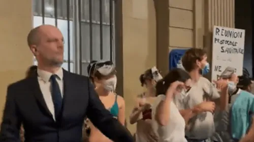 Un sosie de Jean-Michel Blanquer et des militants dansent devant le...