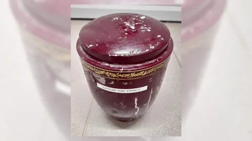 Mais à qui appartient cette urne funéraire retrouvée sur une plage...