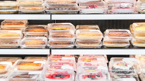 Il achète une tarte aux pommes au supermarché et découvre un stylo...