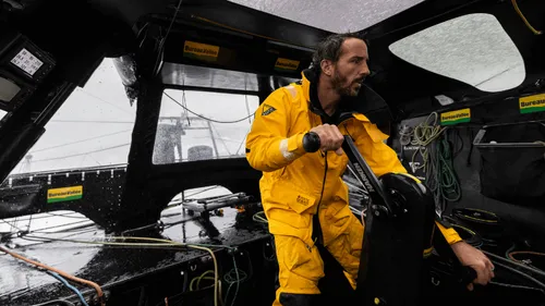 Vendée Globe 2024 : Louis Burton contraint à l'abandon