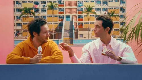 Vianney et Mika se mettent en scène dans un clip pop et coloré