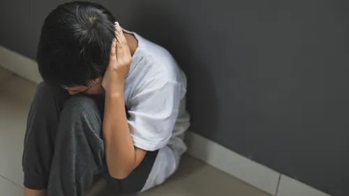 L'enfant revient de sa colonie de vacances en Bretagne couvert...