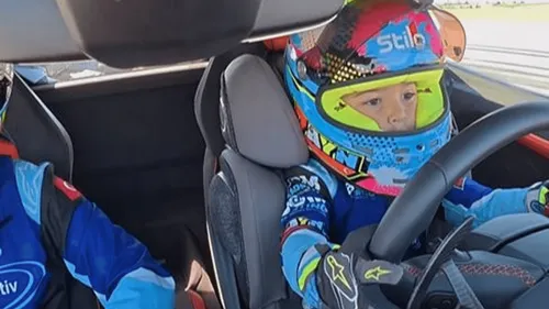 Insolite : à seulement 5 ans, il dépasse les 300 km/h au volant...