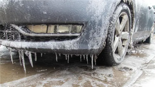 Neige et verglas : difficultés sur les routes en Touraine et en...