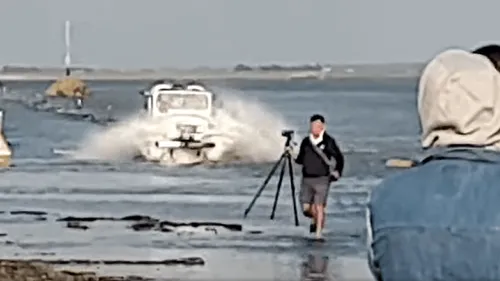 VIDEO. Noirmoutier : un 4x4 traverse le Gois malgré la marée
