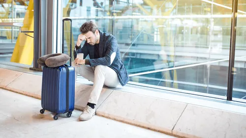 La veille de son voyage, il apprend qu’il est interdit de vol...