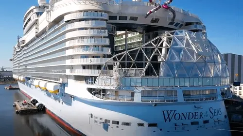 Saint-Nazaire : le Wonder of the Seas entame ses essais en mer ce...