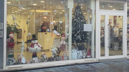 Pour Noël, les vitrines se parent de leurs plus belles décorations
