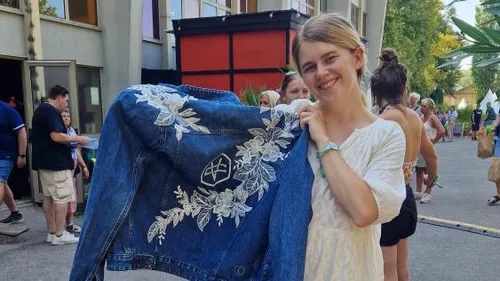 Une créatrice ardennaise offre sa veste brodée à Zaho de Sagazan