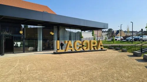 Les facteurs s'occupent des échanges de livres dans les...