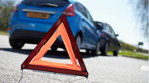 Accident : une voiture percute un poids lourd en le dépassant