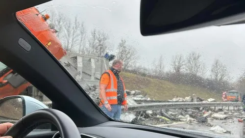 Un camion allongé sur l'A34, l'autoroute complètement bloquée