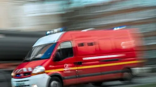 Une voiture percute un véhicule en stationnement