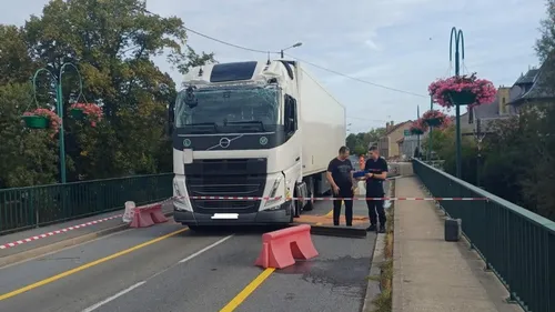 Ardennes - Un camion s'encastre dans un portique de pont