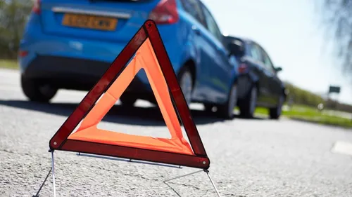 Un véhicule a percuté une clôture de sécurité et s'est immobilisé