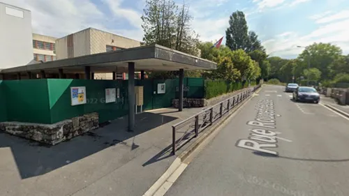 Création d'une nouvelle rue sans voiture devant une école