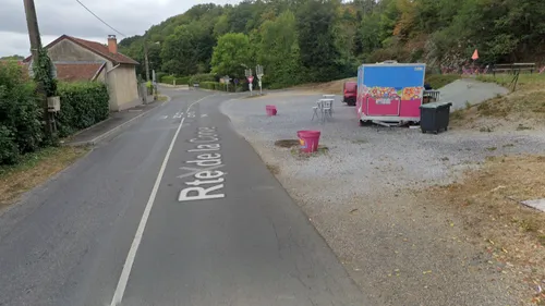 Une voiture percute un poteau à vive allure