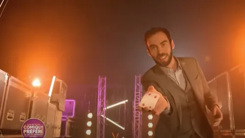 Magicien, danseuses, chanteur et humoriste : une soirée spectacle...