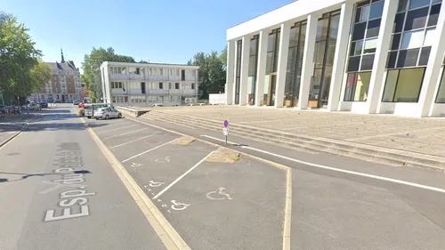 Une femme sur une trottinette percutée par un véhicule