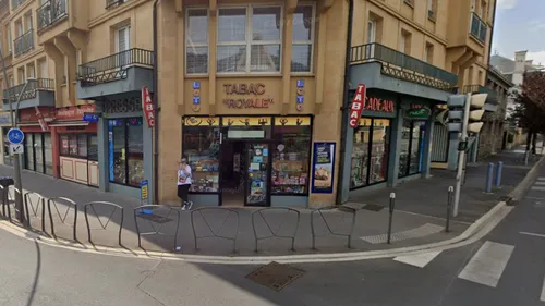 Une employée d'un bureau de tabac agressée par un homme armé d'un...