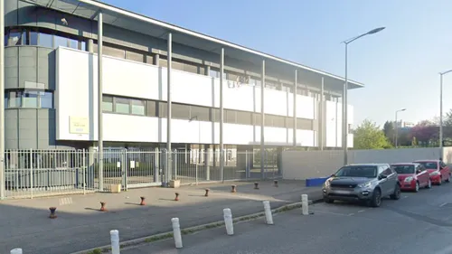 Un jeune de 17 ans agressé au couteau devant un lycée