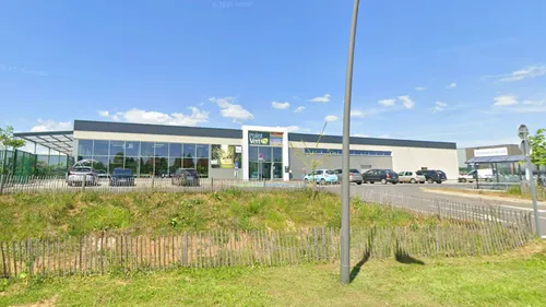 Un véhicule termine sa course dans la façade d'un magasin