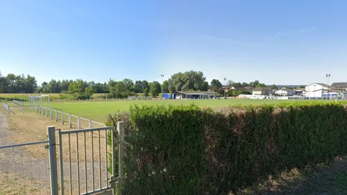 Un homme électrisé après la chute d'un lampadaire sur une ligne...