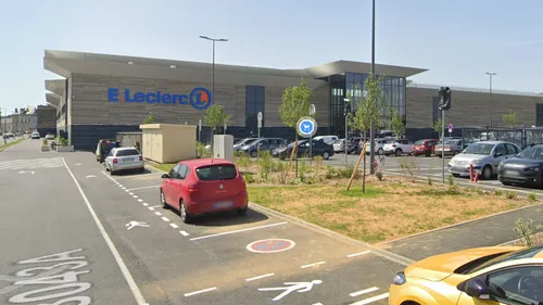 Un couple se dispute dans un magasin 