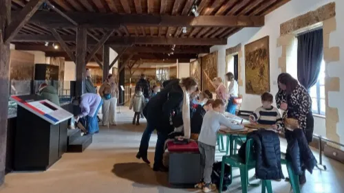 Une fabrique à armures au château-fort