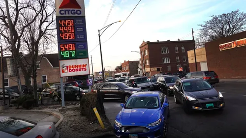 Un millionnaire offre 200 000 dollars d'essence, les voitures...