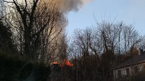 Un incendie se déclare dans plusieurs garages désaffectés