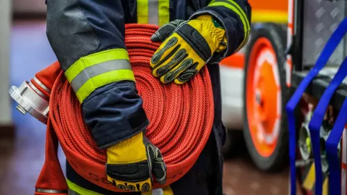 Un bâtiment agricole contenant des engins et du fourrage en feu ce...