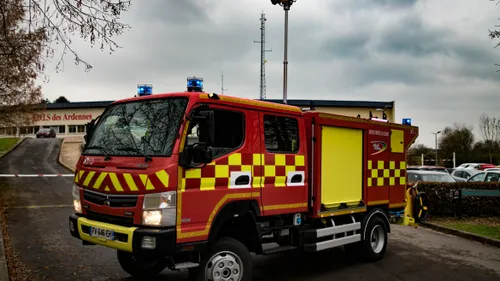 Deux camions sur le flan dans les Ardennes