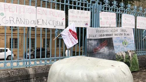 Des agriculteurs mobilisés devant la préfecture de Charleville